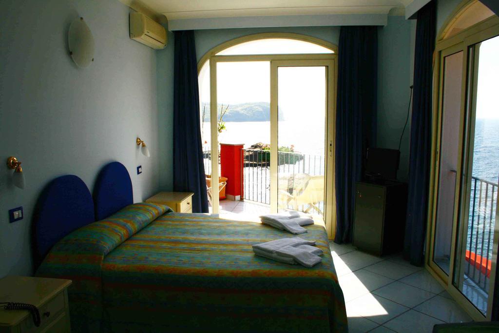 Hotel Villa Iulia Ventotene Exterior photo